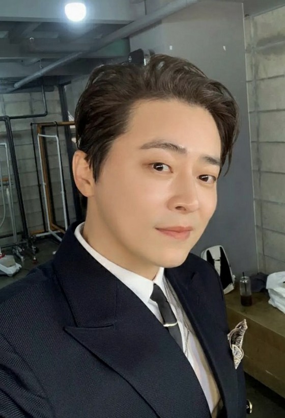 "Cho Jung Seok?" His hair grew and  gave a different vibe.