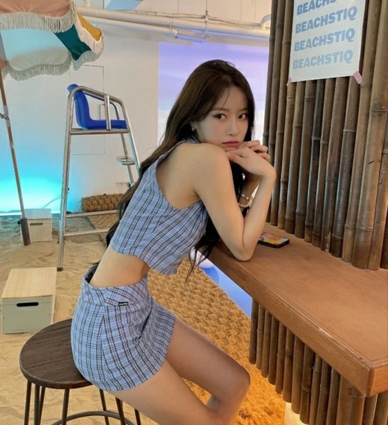 Lee Mi Joo (former Lovelyz), how skinny are you? …She is too slim and her skirt is "loose"