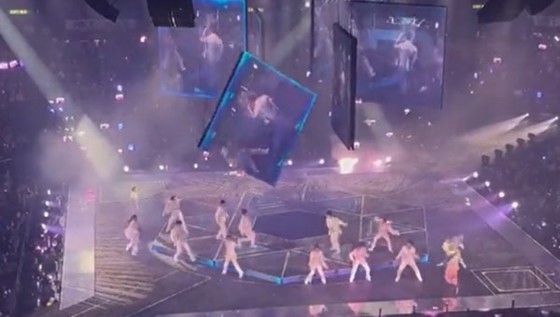 Dancer caught in ``600kg big screen'' at Hong Kong idol performance miraculously regains consciousness = Korean report