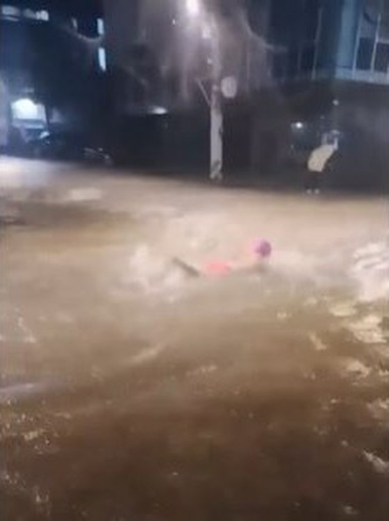 Man swims in road flooded by heavy rain... "Worried about electric shock", "Okay for skin disease?", "At times like this..." = Korea
