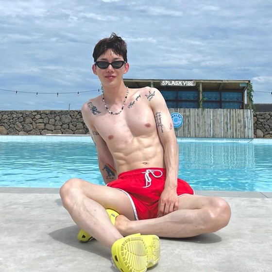 Jo Kwon (2AM) reveals broken abs and tattoos in a swimsuit | WoW!Korea