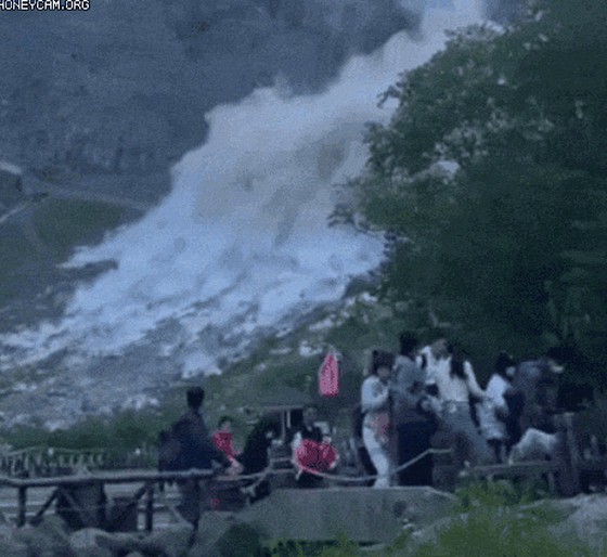 Landslide occurred on Mt. Baekdu, the "sacred place" of the Korean Peninsula, and tourists fleeing... More than 100 people were evacuated in an emergency = Korean coverage
