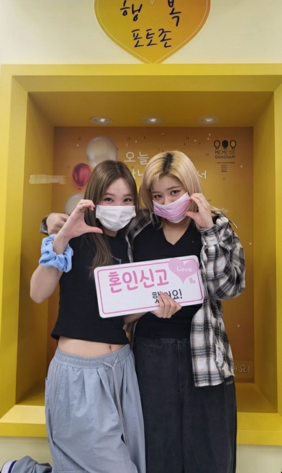 "TWICE" member submits "marriage registration"? Photo of good friends at Gangnam-gu office are Hot Topic