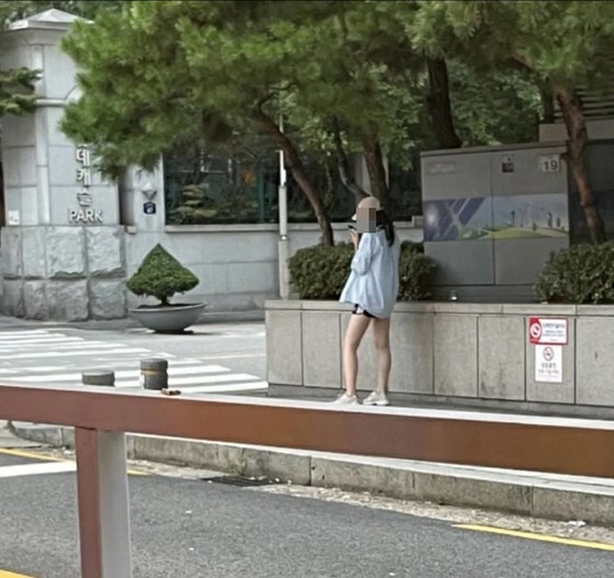 Famous girl group member, what is she doing in front of the male idol's house? Two people who have “several relationship rumors”