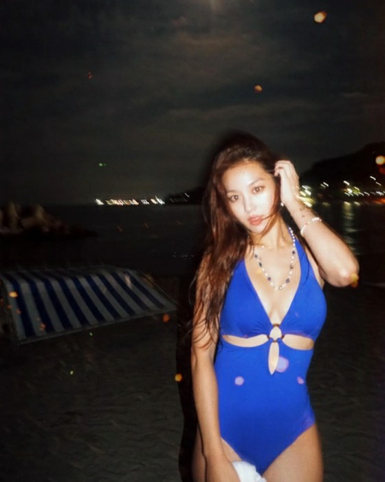 "Won Bin's Niece" Kim HeeJeong, bold monokini style... Provocative sexy