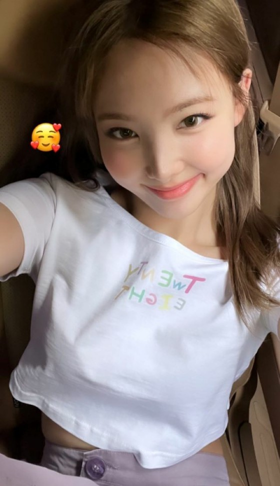 "TWICE" NAYEON, cute even with a glimpse of the stomach? The waist is an unrealistic "handful"