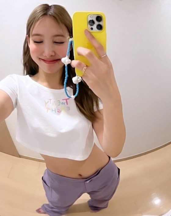 "TWICE" NAYEON, cute even with a glimpse of the stomach? The waist is an unrealistic "handful"