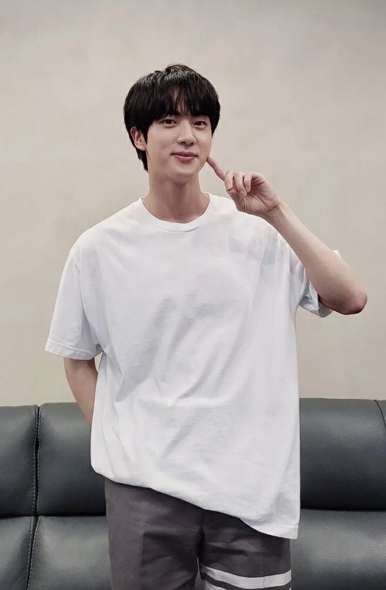 Famous players and official SNS around the world are paying attention to the appearance of "BTS" JIN's tennis broadcast!