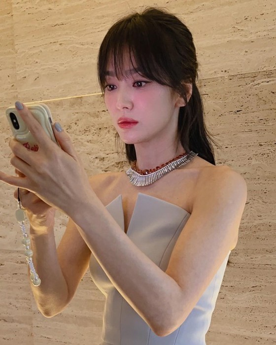 Actress Song Hye Kyo, wearing a dress that reveals her collarbone... just like a princess