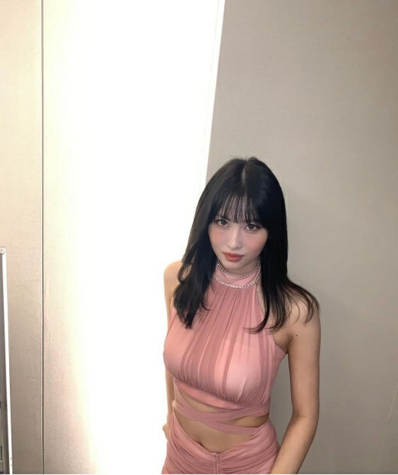 "TWICE" Momo shows off glamorous body with abs