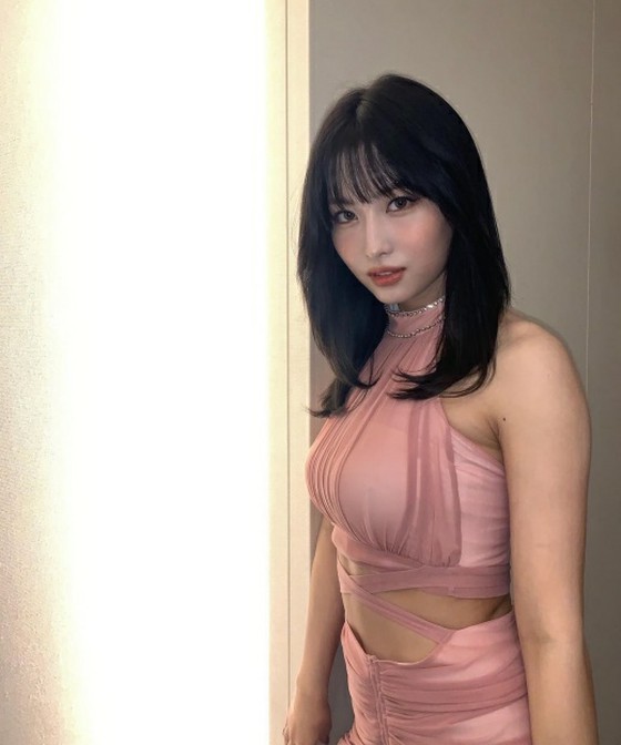 "TWICE" Momo shows off glamorous body with abs