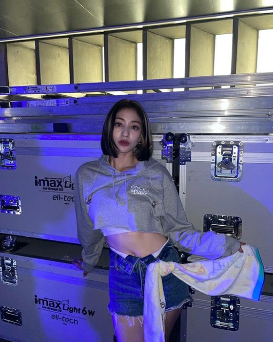 "TWICE" JIHYO, overwhelming glamor style... ``Innocent beauty and abdominal muscles'' exuding a lively charm