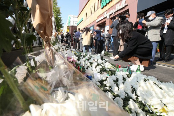 <Itaewon accident> Bereaved families who lost their families in the Sewol ferry sinking accident visited the accident site "As a father who lost child in the same way..."