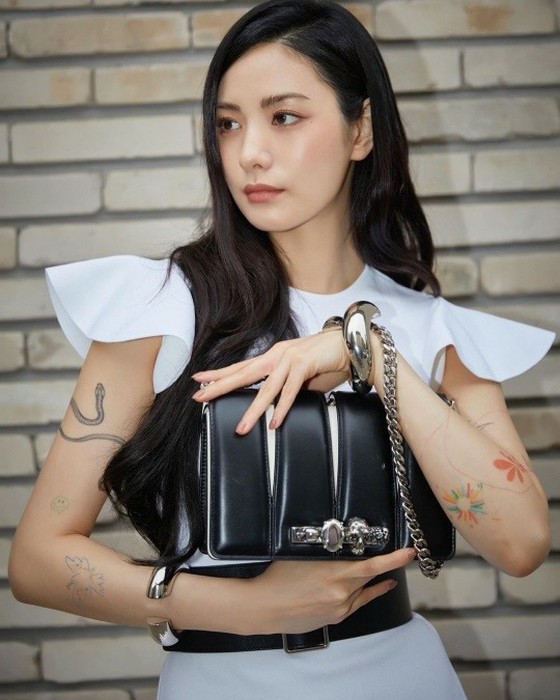 Nana (AFTERSCHOOL), the tattoos on her arms are HIP... Gorgeous visuals