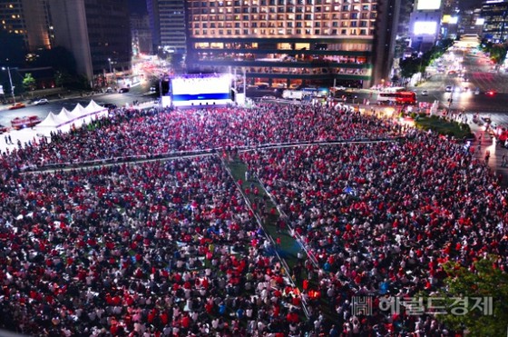 Seoul permits screens for WC viewing at Gwanghwamun Square with conditions= Korea
