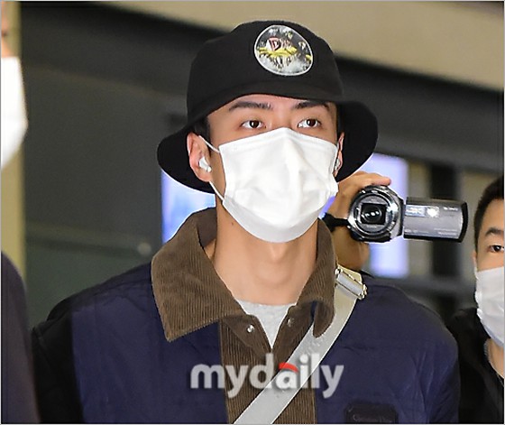 Cha EUN WOO (ASTRO) & SEHUN (EXO) return from Egypt in a style like "twin coordination"... matching hats Hot Topic