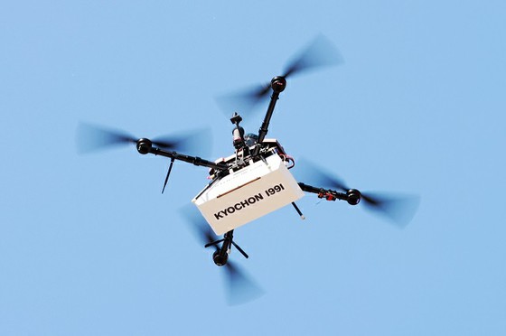 "Chicken from the sky" ... Korean chicken specialty store test flight of "drone delivery"
