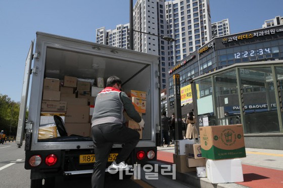 "$8 a month" elevator fee for delivery workers... Policy change after residents protest = Korea