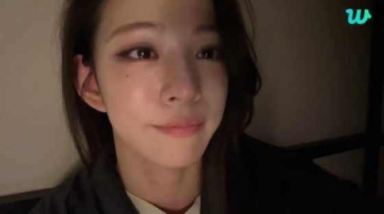 Lee Chae Young (fromis_9) flooded with malicious comments during Weverse's live broadcast... Fans say, "HYBE, don't stand by."