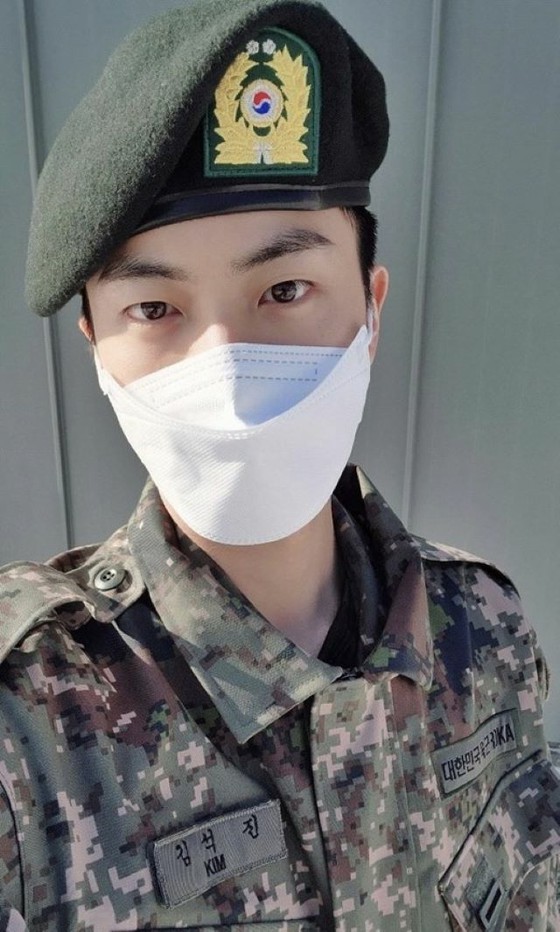 JIN (BTS), a military uniform shot that already has an assistant professor's aura... "I'm enjoying my life"