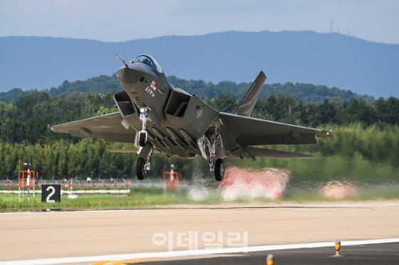 Korean fighter jet KF21 succeeds in first supersonic flight, gas stability confirmed = Korea