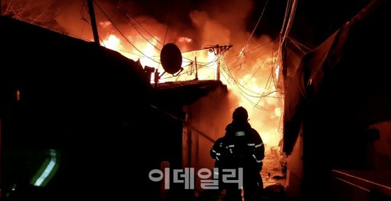 Fire in Kowloon village in Gangnam, downgraded to response level 1 ... 500 people evacuate, 62 victims = Korea