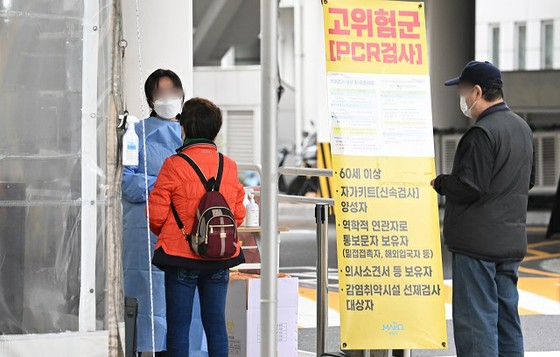 "19,629 new infections" on the 1st day of "unmasking indoors"... Severe patients hit 300 first time in 74 days = Korea