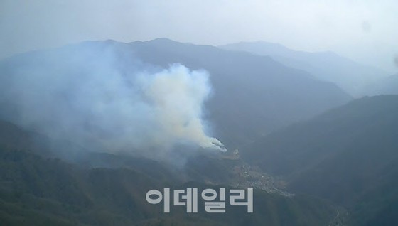 Wildfire in Gangwon-do ... Four helicopters put out the fire = Korea