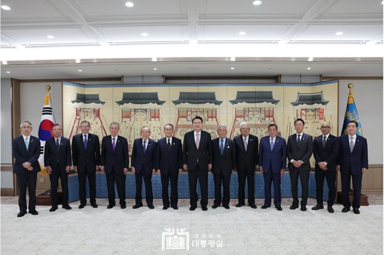 I want you to cooperate in building a supply chain for semiconductors, batteries, and electric vehicles.'' = President Yoon Soo-yeol met with heavyweights in the Japanese and South Korean economic circles