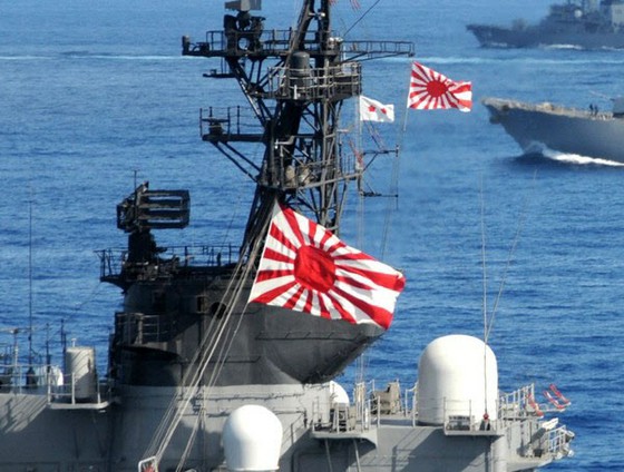 Chief of Maritime Self-Defense Force arrives at port with 'Rising Sun Flag'