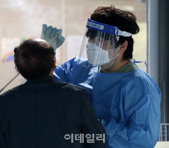 "First weekend'' after deregulation of COVID-19 ... 18,663 new cases, 1k↓ compared to the previous day = Korea