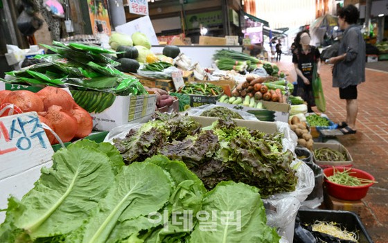 Vegetable wholesale prices doubled due to heavy rain = Korea