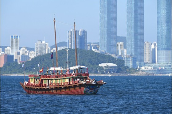 <Explanation W> The restoration ship of the Korean envoys entered the port of Tsushima.