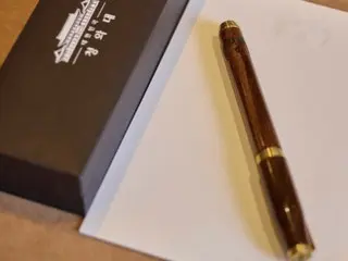 "The thickness is beautiful" - The pen Trump wanted... "Confused by the flood of orders" = South Korea