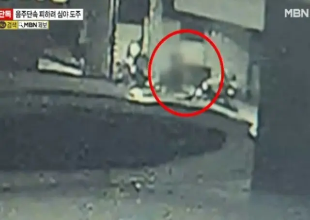 女性の手を引いて逃走…「飲酒測定拒否」登録者165万人のユーチューバー＝韓国