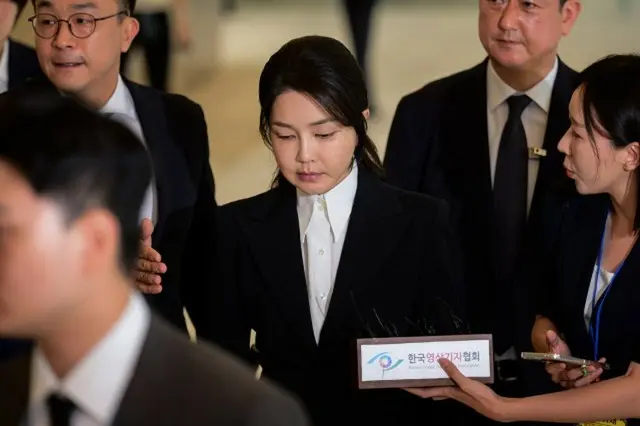 <W解説>同時に収監中の韓国・尹前大統領夫妻＝私邸は無人状態でも警護継続に疑問の声