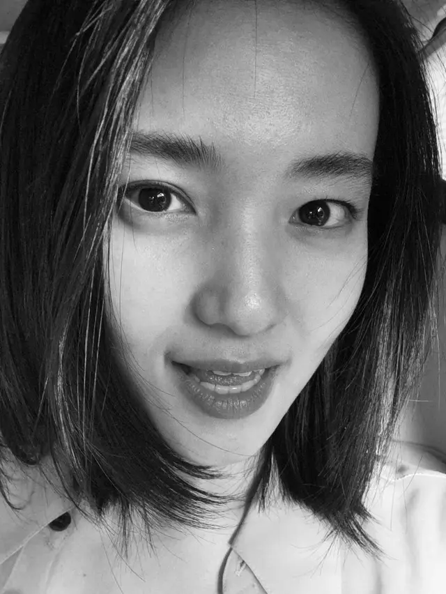 女優キム・テリ、モノクロを破り出てくる美しさ...古典映画の1シーンのよう