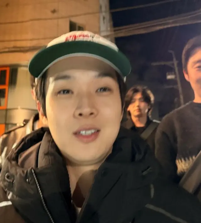 「BTS」V、パク・ソジュン＆チェ・ウシク＆パク・ヒョンシクなど“ウガファミリー”と集まる…親友たちの仲良しぶりにほっこり01