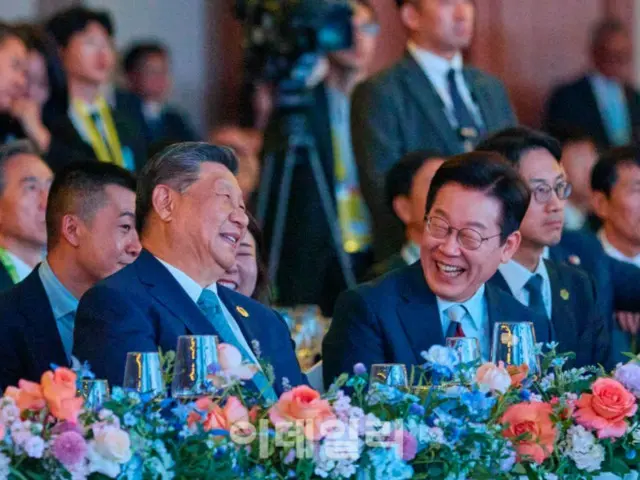 What did President Lee say when he received a Xiaomi smartphone as a gift? ... President Xi Jinping burst out laughing = South Korean media