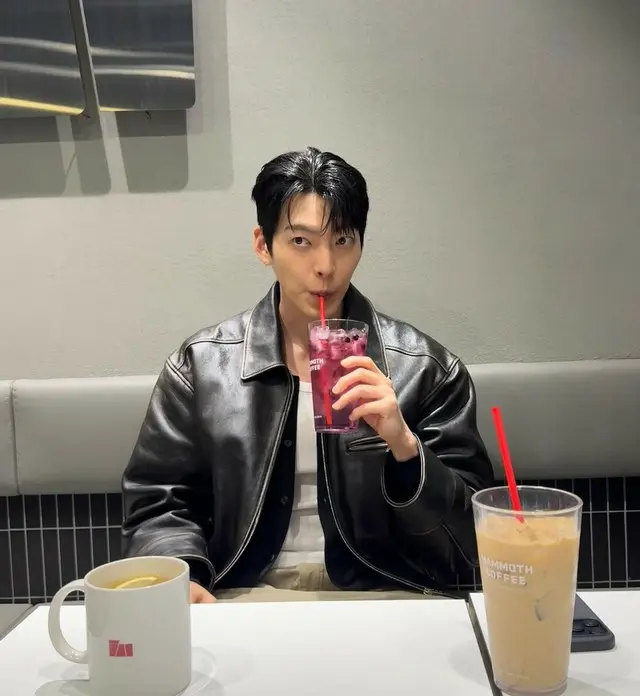 キム・ウビン、モデルのコーヒー店に登場