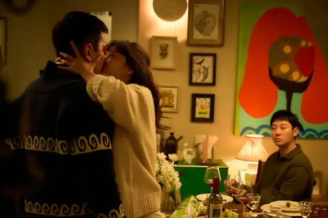 コン・ヒョジン、上の階の男と衝撃のキス…10歳年下の夫の心中はいかに？