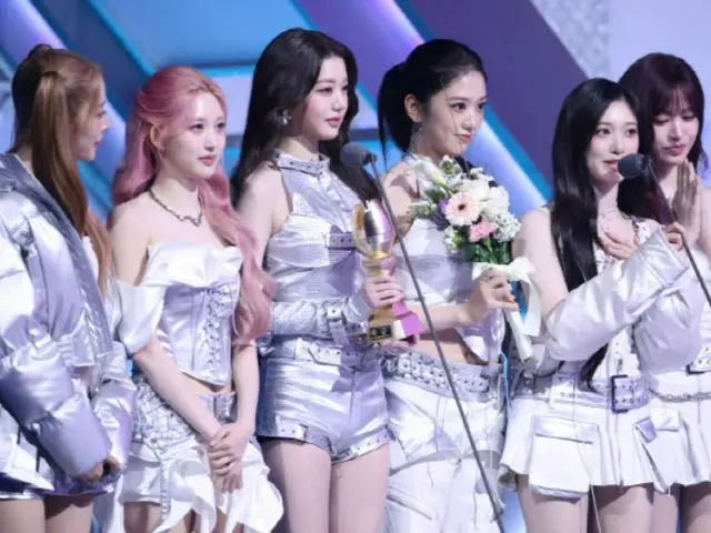 「IVE」が「2025 KGMA」）の最高栄誉賞の一つである「2025 Grand Song」のトロフィーを手にした。