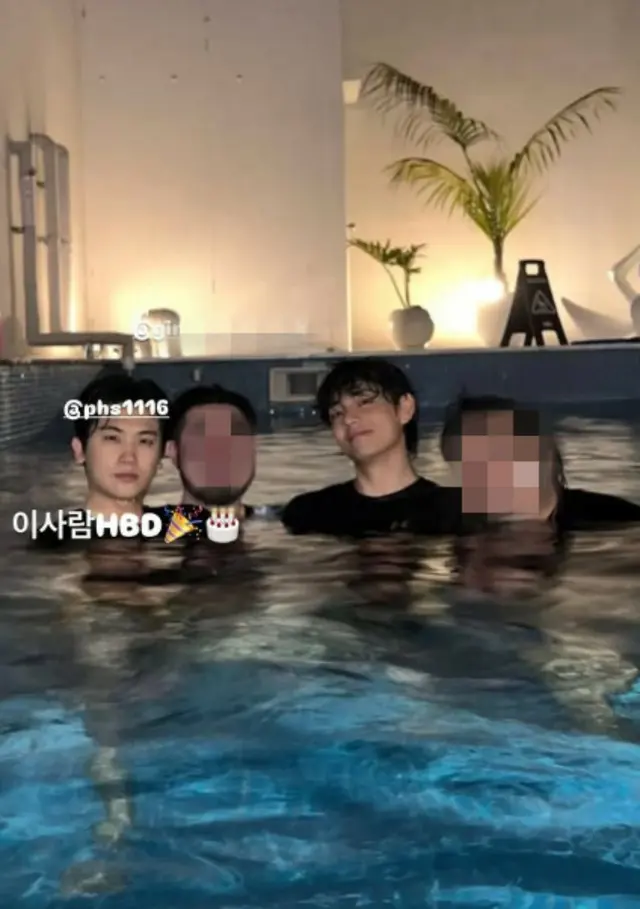 「BTS」V、パク・ヒョンシクの誕生日に一緒にプールで...変わらない友情