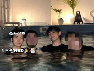 BTS' V and Park Hyung Sik at the pool on his birthday... Unchanging friendship