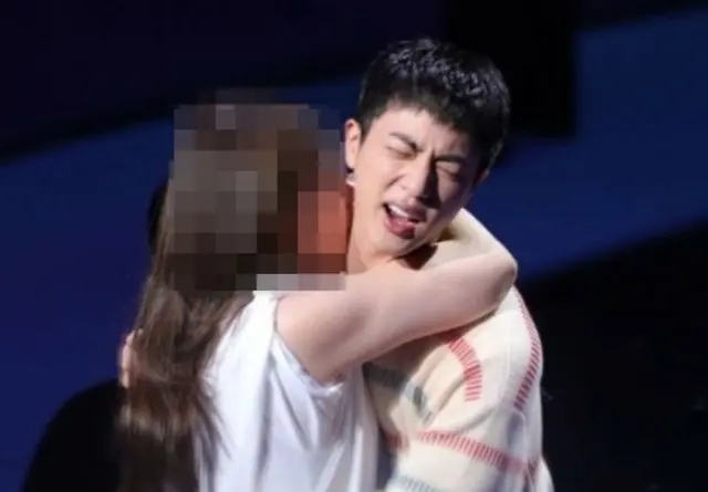 「BTS」JINにキスした50代日本人女性、在宅起訴