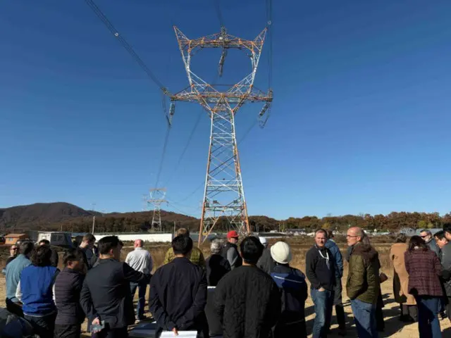 韓国電力の新安城変電所を視察する米国の電力網運営・建設企業の関係者（写真＝韓国電力）