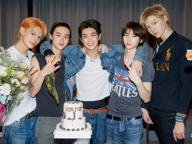 "CORTIS" takes over the US Billboard album chart...Official fandom name is "CORE"