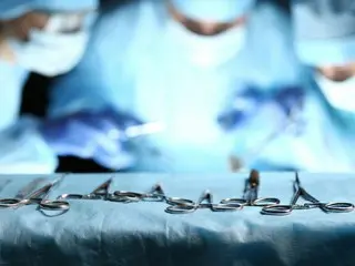 A famous dental clinic in Gangnam, Seoul, demands 1.8 million won from an employee who quit two days after joining the company.