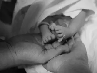 Lee Min Woo of SHINHWA, who has become a father, is touched by his daughter's tiny feet... "A small miracle"