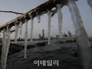 Seoul, South Korea, makes all-out efforts to remove snow from the city despite heavy snowfall forecast this weekend